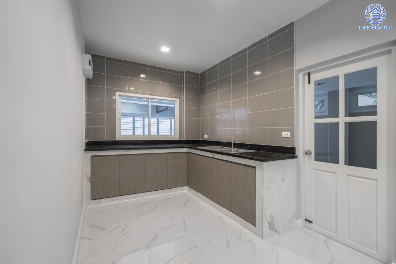 บ้านมือสองตกแต่งใหม่ แบรนด์ Q.House ม.ลัดดารมย์ ปิ่นเกล้า-กาญจนาภิเษก หลังใหญ่ตกแต่งเรียบหรู เนื้อที่ 84.6 ตร.ว. #หลังมุม ฟังก์ชันจัดเต็ม 4 ห้องนอน 3 ห้องน้ำ 1 ห้องอเนกประสงค์ จอดรถได้ 2 คัน พร้อม Living Room กว้าง บนทำเลศักยภาพ ใกล้เซ็นทรัลเวสต์เกต, วงเวียนพระราม5, ทางด่วน "กาญจนาภิเษก" และรถไฟฟ้า "สถานีตลาดบางใหญ่"